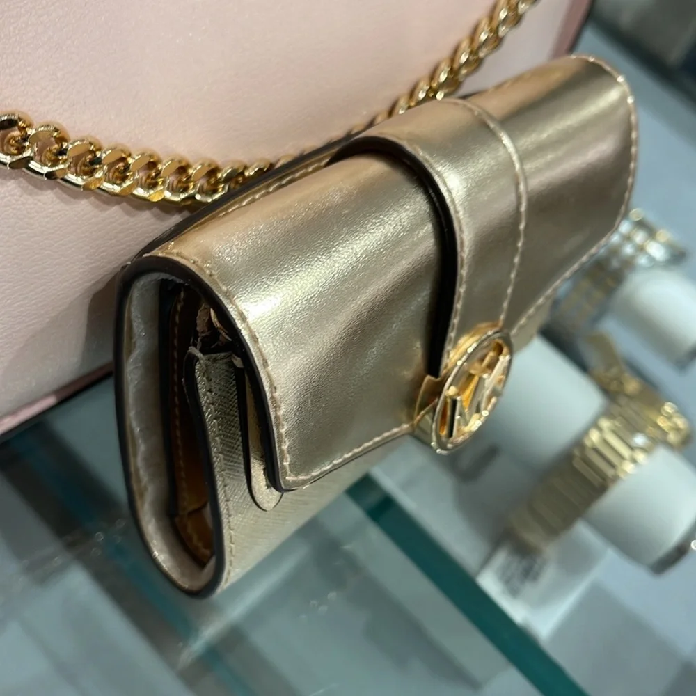 MICHAEL KORS CARMEN MEDIUM LOGO AND FAUX LEATHER WALLET
PALE GOLD
NWT - Picture 15 of 16